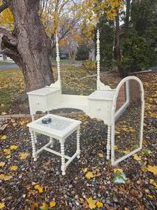 lot 102 image: Charming Antique Mirrored Vanity