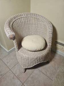 lot 58 image: Charming Asymmetrical Wicker Chair from Pier One