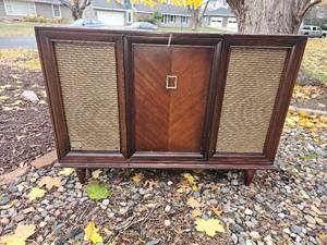 lot 60 image: Vintage 1959 Admiral Stereo Console Cabinet Radio Turntable  Model Y1162