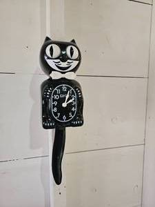 lot 112 image: Playful Kit-Cat Clock