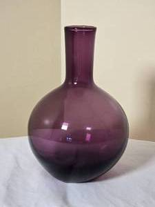 lot 67 image: Mid-Century Modern Vintage Studio Art Glass Vase - Purple