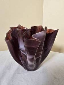 lot 28 image: Mid-Century Modern Studio Art Glass Handkerchief Vase