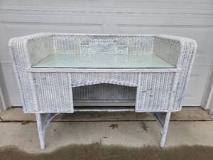 lot 71 image: Adorable Vintage White Wicker Writing Desk