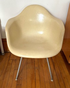 lot 29 image: Vintage 1970s Era Eames for Herman Miller Molded Side Chair