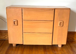 lot 3 image: Mid Century Modern Heywood Wakefield Champagne Buffet