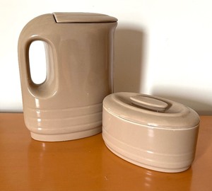 lot 80 image: Vintage Hall China 1940s Refrigerator Pitcher For Westinghouse and Lidded Refrigerator Dish