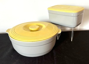lot 94 image: 1940s American Art Deco Hall China for General Electric Refrigerator Dish and Covered Casserole Dish