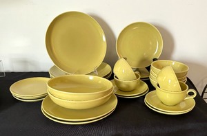 lot 36 image: Vintage Russel Wright Iroquois Dinnerware Grouping