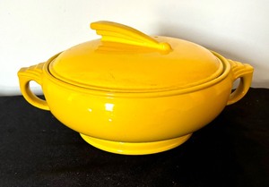 lot 38 image: Halls Superior Quality Kitchenware Sundial Casserole Dish