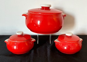 lot 42 image: Halls Superior Quality Kitchenware Covered Casserole Dish with Two Lidded Crocks