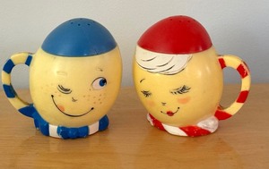 lot 162 image: Pair of Vintage 1950s Mr. and Mrs. Egg Head Salt and Pepper Shakers