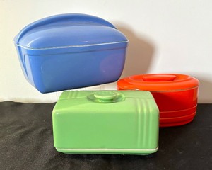 lot 126 image: Three Vintage Westinghouse Lidded Refrigerator Dishes by Hall