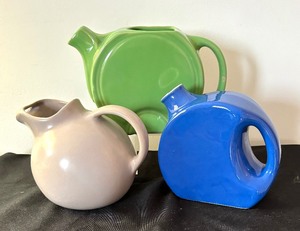 lot 133 image: Three Vintage Pitchers by Franciscan, Hall and More