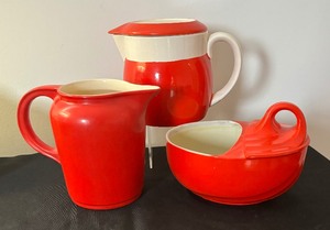 lot 153 image: Vintage Pitchers and Gravy Boat by Hall, Universal Cambridge and More