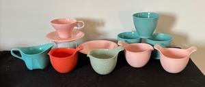 lot 143 image: Variety of Vintage Russel Wright Resin Dinnerware