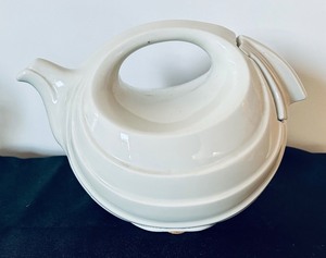 lot 212 image: Vintage Hall White Rhythm Art Deco Swirl Teapot