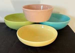 lot 232 image: Variety of Pastel Serving Bowls by Hall, Franciscan and Russel Wright