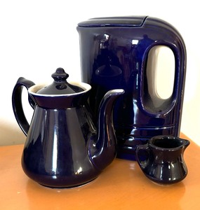 lot 237 image: Vintage Midnight Blue Pitchers and Pot