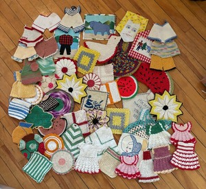 lot 251 image: Collection of Colorful Vintage Kitchen Linens and Textiles