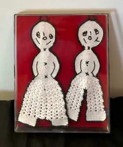 lot 253 image: Figural Handcrafted Knit Framed Decor