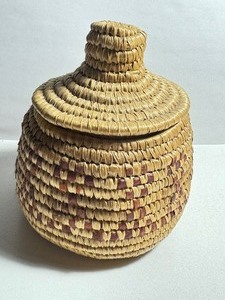 lot 194 image: Vintage Hand Crafted Woven Basket