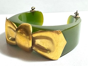 lot 17C image: Vintage Apple Green Bakelite Bracelet with Gold Colored Bow