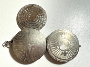 lot 187 image: Vintage Compact