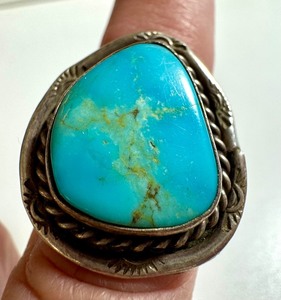 lot 188 image: Vintage Turquoise and Silver Ring