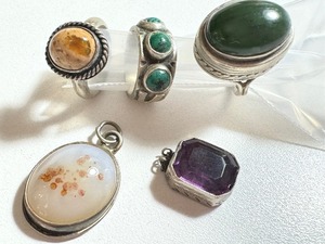 lot 190 image: Three Vintage Rings and Two Vintage Pendants