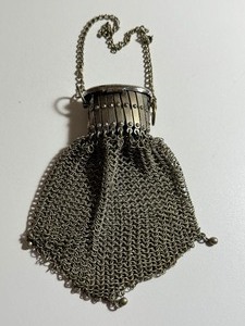lot 184 image: Antique Victorian Womens Metal Mesh Handbag  Coin Purse