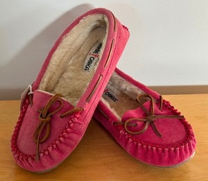 lot 177 image: Pair of Minnetonka Moccasin Slippers NEW