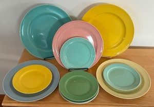 lot 179 image: Vintage Pastel Dishes including LuRay