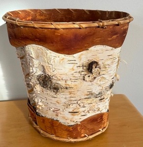 lot 175 image: Vintage Handcrafted Birch Basket