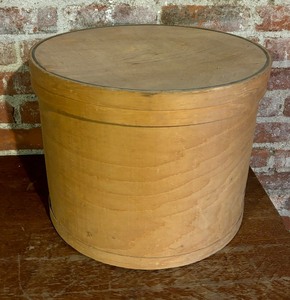 lot 262 image: Vintage Circular Shaker Box