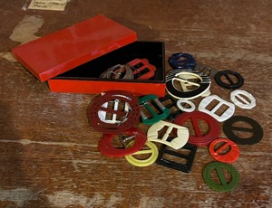 lot 269 image: Variety of Vintage Belt Buckles including Vintage Art Deco Bakelite Belt Buckles