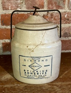 lot 294 image: Vintage One Gallon Diamond Stickline Adhesive Crock