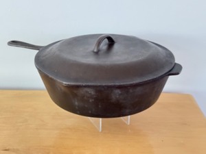 lot 312 image: Vintage #10 Cast Iron Fry Pan with Lid