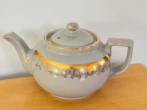 lot 304 image: Vintage Hall 8 Cup Teapot
