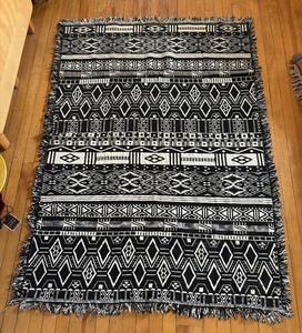 lot 336 image: Delightful Black and White Blanket
