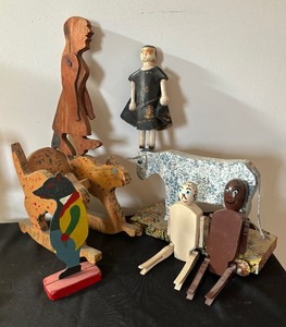 lot 349 image: Vintage Wooden Folk Art Decorative Figurines