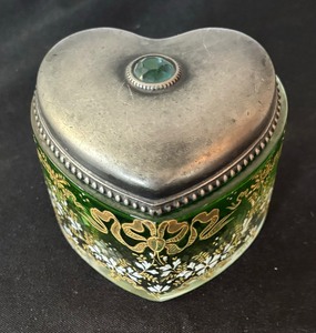 lot 358 image: Vintage Heart Motif Hand Painted Glass Trinket Dish