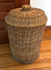 lot 362 image: Large Lidded Vintage Basket