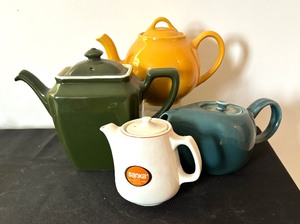 lot 363 image: Four Vintage Teapots by Hall, Russel Wright and More