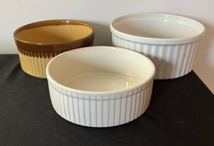 lot 366 image: Three Serving Bowls by Hall, TG Green and Arabia