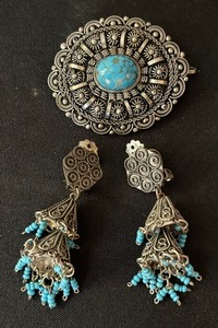 lot 369 image: Vintage Brooch and Earrings