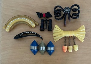 lot 371 image: Six Beautiful Vintage Bakelite Brooches