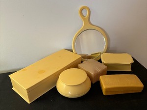lot 372 image: Vintage Dresser Boxes and Mirror
