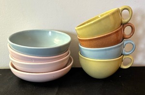 lot 379 image: Vintage Mid Century Russel Wright Iroquois Bowls and Cups
