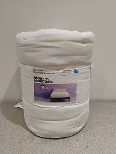 NEW ROOM ESSENTIALS REVERSIBLE MICROFIBER COMFORTER SIZE KING