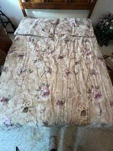 lot 309 image: QueenDouble Size Groscill Floral Comforter Set with Pillow Shams & Dust Ruffle